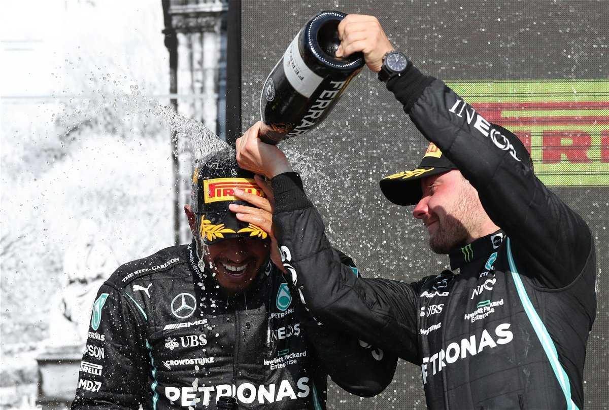 Valtteri Bottas convainc Lewis Hamilton de refaire le portrait emblématique de "Bums Out" tout en exauçant le souhait d'un ancien coéquipier de Mercedes F1