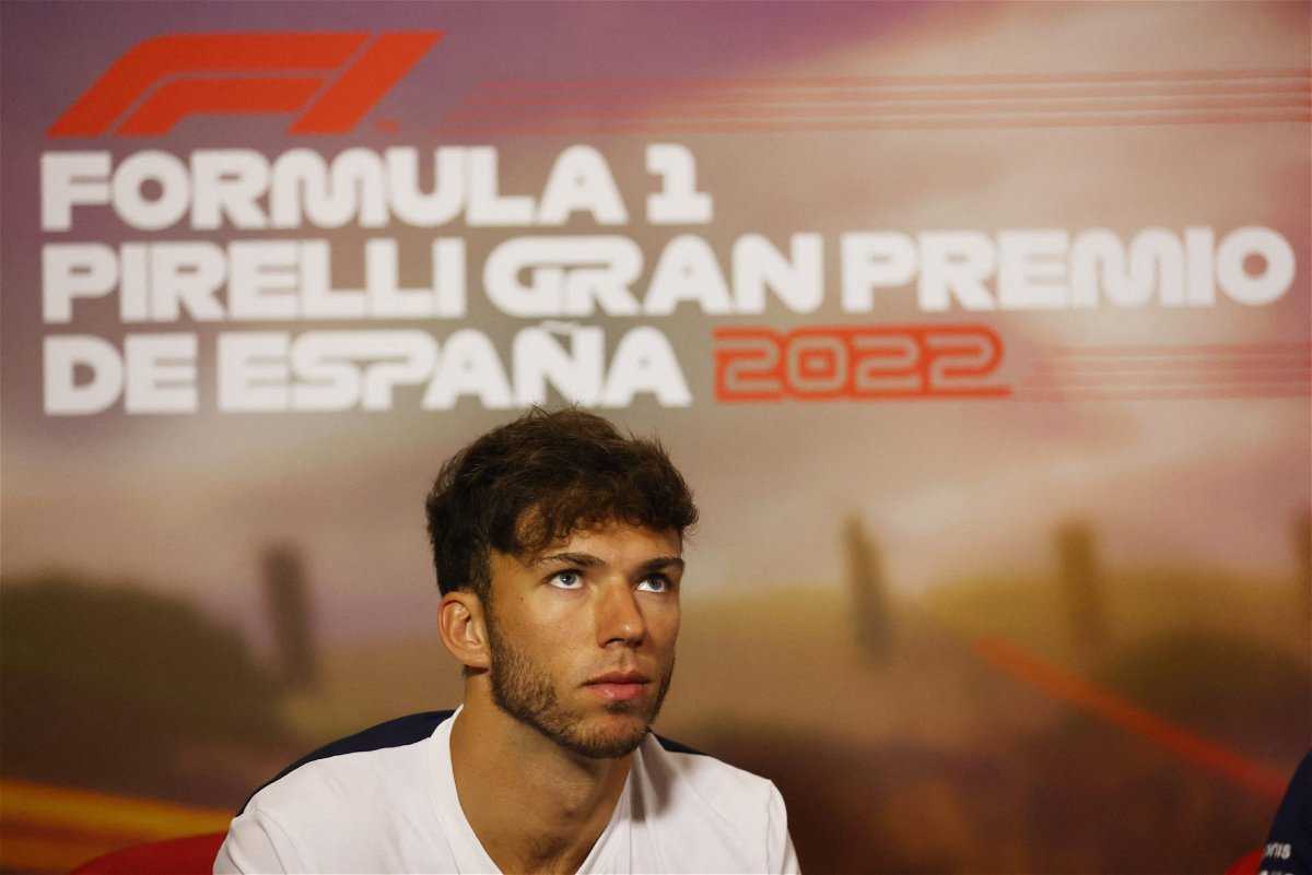 "Cela m'a coûté quelques mauvaises situations": Carlos Sainz sympathise avec son compatriote Red Bull F1 Junior Pierre Gasly sur l'énigme de Perez