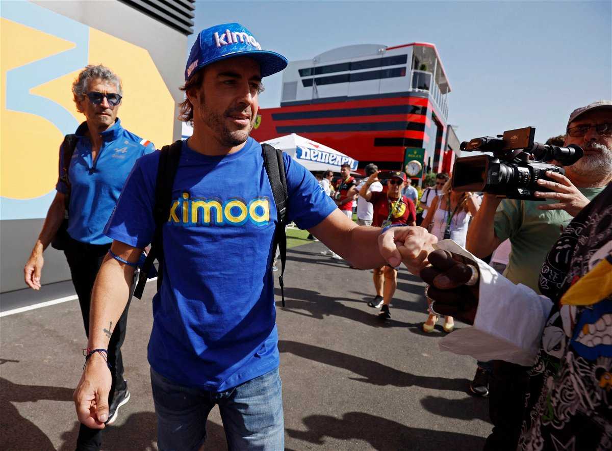 Fernando Alonso trompe un message émotionnel à sa petite amie "Superwoman" lors de sa journée spéciale