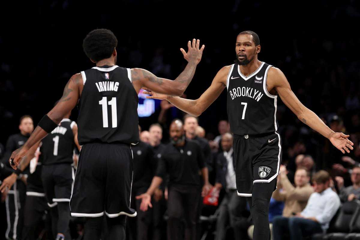 "Je ne peux pas laisser les joueurs diriger votre équipe": des rapports mitigés sur la star des filets Kevin Durant demandant un échange laisse NBA Twitter en éruption dans le chaos