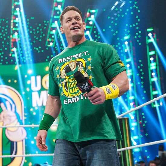 "Je suis toujours dans votre coin": John Cena est submergé après que les meilleures stars de la WWE lui aient versé de l'amour