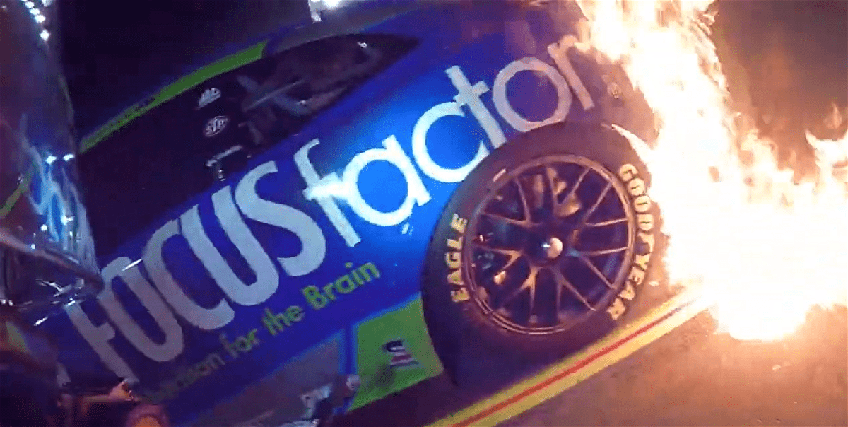 Le changeur de pneus NASCAR est propre lors de l'arrêt au stand qui a mis le feu à la voiture d'Erik Jones