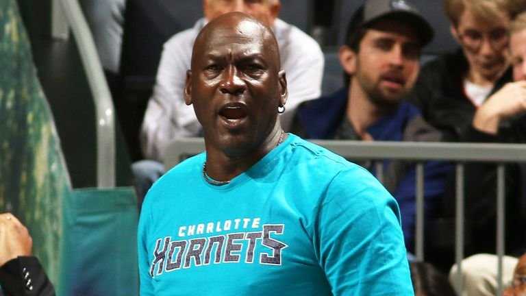 «Michael Jordan est stupide comme des rochers»: NBA Twitter se déchaîne après que les guerriers de Stephen Curry s'apprêtent à perdre un autre entraîneur