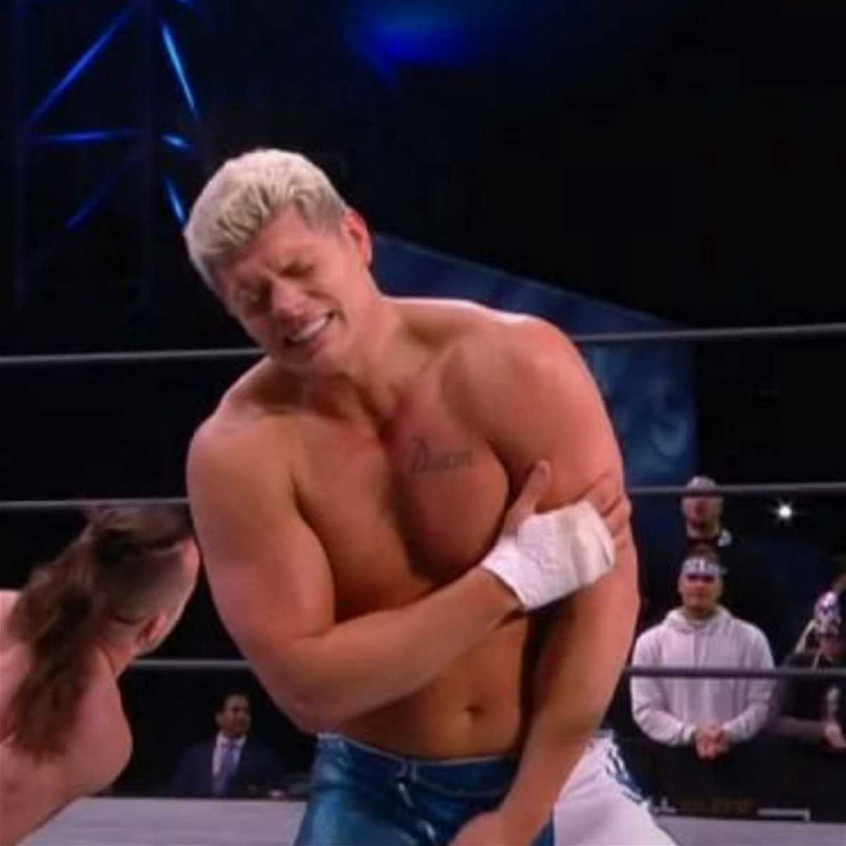 "Ne prenez pas de risque": Cody Rhodes se battra malgré une blessure brutale, les fans de la WWE expriment leur inquiétude