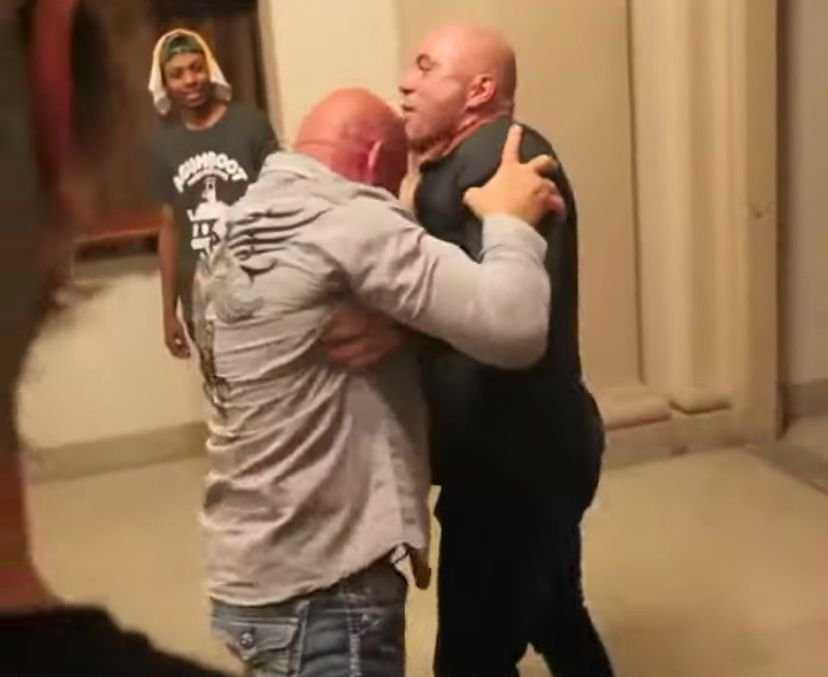 REGARDER: Vidéo rare de Joe Rogan poussé dans un mur par l’ancien champion poids lourd de l’UFC