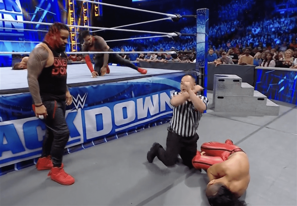 «Ref Threw Up the X Sign»: la meilleure star de la WWE subit une blessure brutale pendant SmackDown, les fans de lutte affluent avec du soutien