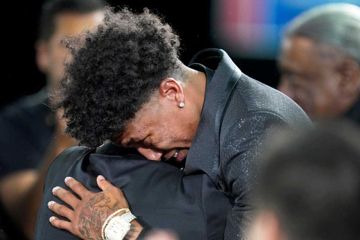 Une recrue émotionnelle de la NBA se souvient avoir rencontré son héros de la NFL qui l'a félicité d'avoir été repêché par les champions 2021 Milwaukee Bucks