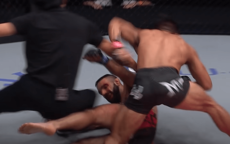 VIDÉO : Arrêt d'arbitre insensé après un KO brutal au coude dans ONE Championship