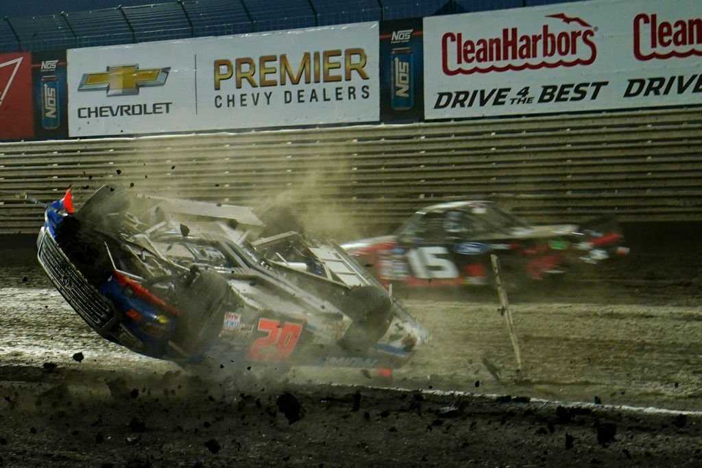 VIDÉO : des images inédites d'un accident effrayant de NASCAR manquées par les diffuseurs, FOX, au milieu d'une dispute en cours