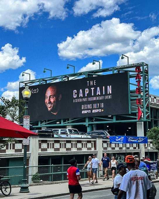 “Le nombre de doigts du milieu qu’il doit avoir” – Les fans des Red Sox de Boston claquent un panneau d’affichage faisant la promotion du documentaire ESPN de Derek Jeter placé à l’extérieur de Fenway Park