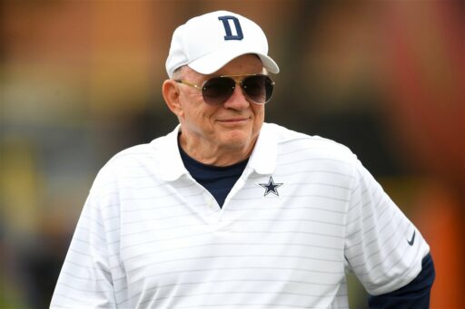 Le propriétaire des Cowboys, Jerry Jones, a une fois ouvertement grillé un animateur sportif de Dallas: “Ce connard s’avancerait là-bas et ferait une autre déclaration”
