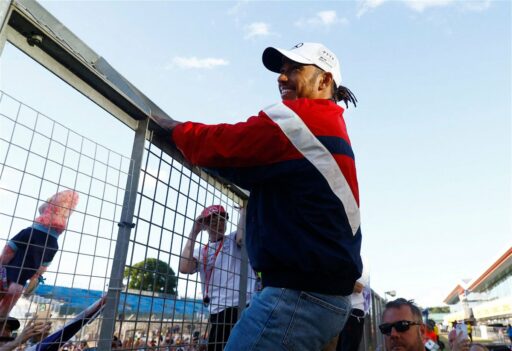 Lewis Hamilton Reps Dernier partenariat avec un créateur de mode d’une valeur de 1,5 milliard de dollars, se pavanant dans le GP britannique Paddock dans une tenue de 4000 $