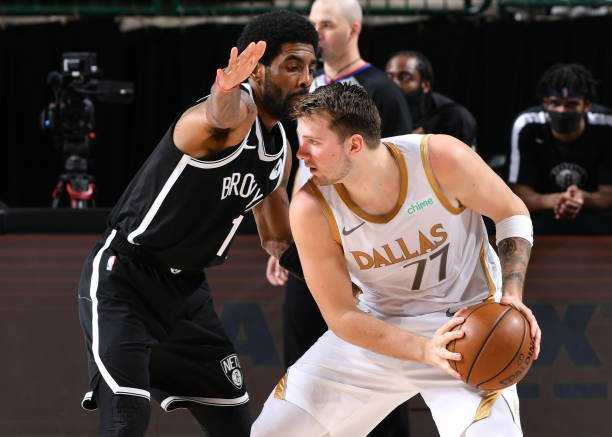 RAPPORT: 7x NBA All-Star Kyrie Irving prêt à rejoindre Luka Doncic aux Mavericks au milieu de la débâcle de la demande commerciale de Kevin Durant, source de réclamation