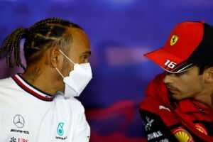 REGARDER: Le commentateur de F1 Mark Webber hurle de joie alors que Lewis Hamilton et Charles Leclerc se battent dans le coin effrayant de Copse au GP de Grande-Bretagne