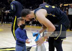 REGARDER: Le fils de 3 ans de Stephen Curry reproduit les compétences populaires de basket-ball de son père