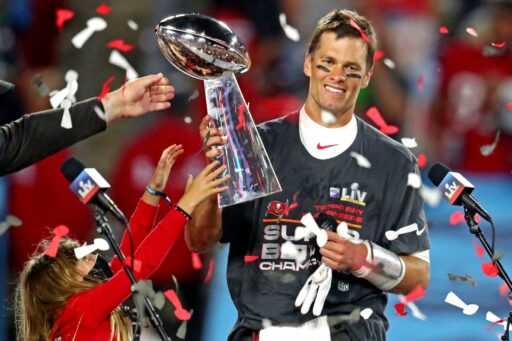 “Allez-y, ne le perdez pas!” : Dans un geste sans précédent, Tom Brady enverra ses bagues du Super Bowl de 2,3 millions de dollars à travers le monde pour les exposer lors de cet événement sportif spécial