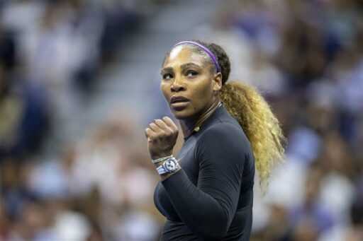 ‘Modern Day Soccer Mom’ – Serena Williams entre fièrement dans un nouveau rôle pour aider une Olympia nerveuse lors de son premier entraînement