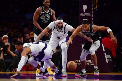 “Comme demander à un ex de vous féliciter”: l’admission “bizarre” de Lakers Star après sa victoire contre les Spurs laisse Twitter NBA dans une frénésie