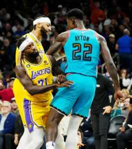 "Les joueurs de banc parlent comme des débutants": NBA World Roasts Lakers Veteran After Snarky Comments on 7 ft NBA Star