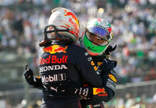 « Le meilleur pilote de Formule 1 » : Sergio de Red Bull efface l’ardoise en s’inclinant devant les prouesses extrêmes de Max Verstappen