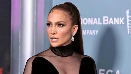 Peu de temps après avoir rompu avec Alex Rodriguez, Jennifer Lopez a exprimé son bonheur en disant: “Pas vraiment à propos de quelqu’un d’autre que moi”