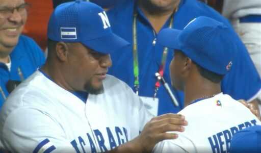 “Ce gamin a de la chaleur !” : les fans adorent un Nicaraguayen de 21 ans alors qu’il décroche un contrat avec la MLB 1 heure après avoir embobiné les plus gros frappeurs de la République dominicaine