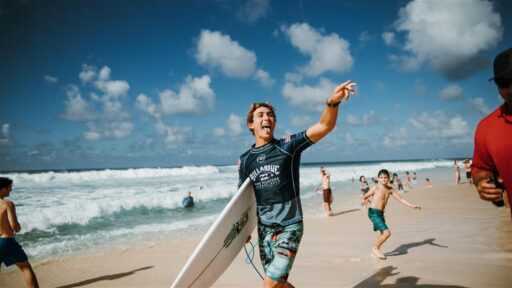 “Have a Little Dribble Come Out”: Surfing Sensation révèle son habitude d’enfance embarrassante