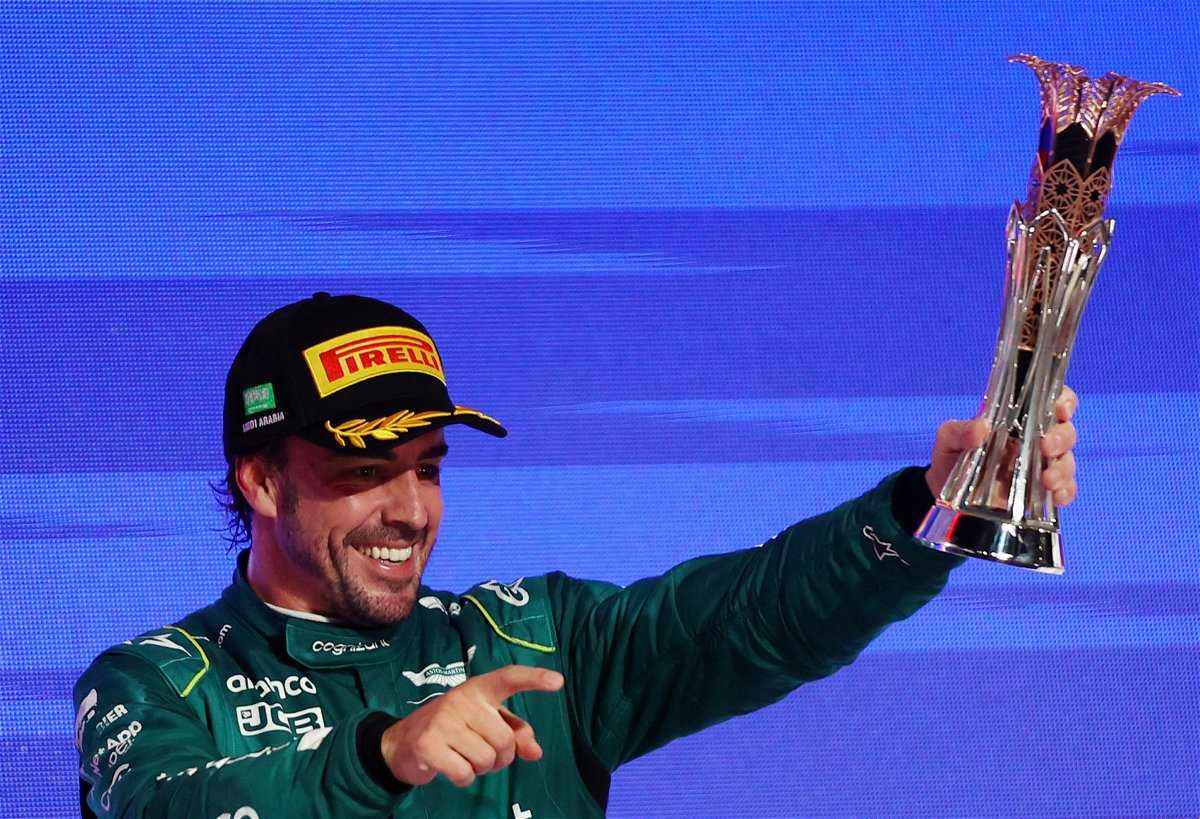 “Je vous achèterai des bières”: Fernando Alonso reste fidèle à sa parole après avoir fait une promesse audacieuse à Aston Martin avant la course