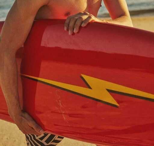 L’image du panneau Lightning Bolt provoque la frénésie dans la communauté du surf