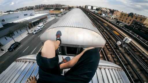 Quelques jours seulement après une disparition malheureuse, un homme est vu monter au sommet d’un train à New York