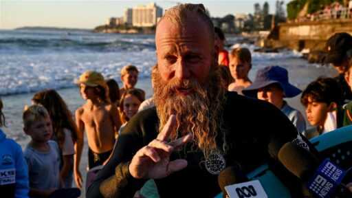 « Vraiment puissant » : un jour après avoir battu le record du monde et surfé sur plus de 700 vagues, l’homme révèle une réelle motivation derrière un exploit héroïque
