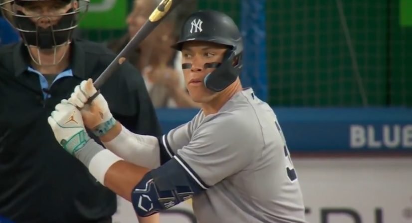 "Comment ose-t-il bouger les yeux !" : les fans des Yankees de New York affluent pour soutenir le juge du capitaine Aaron après une étrange accusation de tricherie