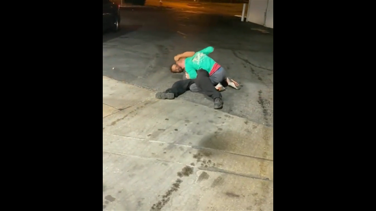 "P ** sy A ** Coward S ** t": Un jeune garçon qui se retrouve avec un os orbital cassé après avoir fait preuve de pitié pour l'attaquant suscite une réponse cinglante de l'entraîneur de boxe de Jake Paul