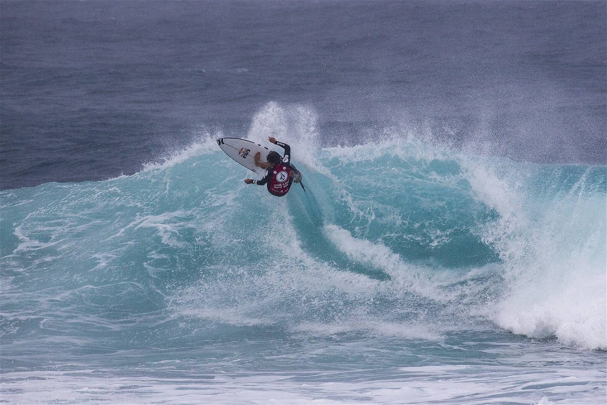 Une vidéo terrifiante montre l'acte impensable de Big Wave Surfer dans l'une des destinations de surf les plus exténuantes