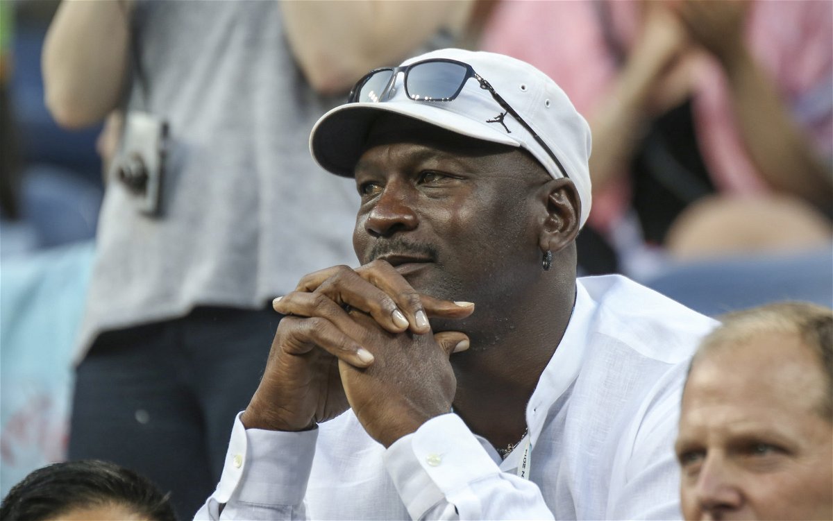 Célèbre pour les pitreries de Michael Jordan sur le podium pendant les Jeux  olympiques, un souvenir de victoire emblématique de 31 ans perd une valeur  de 1,5 million de dollars