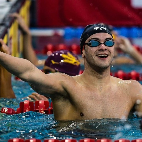 Après une brillante carrière dans la NCAA, la star de la natation de Louisville, Nick Albiero, quitte l'équipe américaine pour rejoindre le Brésil pour les Jeux olympiques de Paris