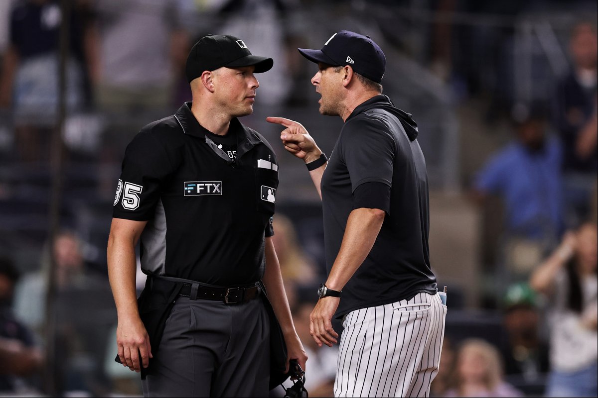 Au milieu d'une autre mauvaise sortie, l'éjection du cinquième Aaron Boone frustre les fans des Yankees de New York "Le pire manager des Yankees de tous les temps!"