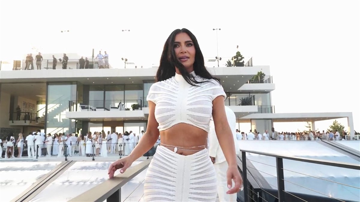 "Celui-ci va s'effondrer": Fitness World désapprouve la dernière entreprise de Kim Kardashian d'une valeur de 1,4 milliard de dollars alors que les fans sont convaincus qu'elle est "jalouse" de sœur Kourtney