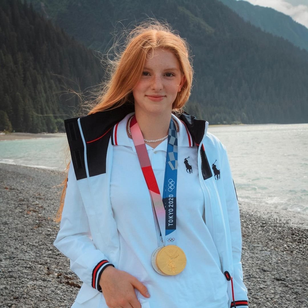 Du froid à l'or : la nageuse de l'Alaska, qui a une fois battu Lily King pour remporter l'or olympique, a reçu une standing ovation "3000"