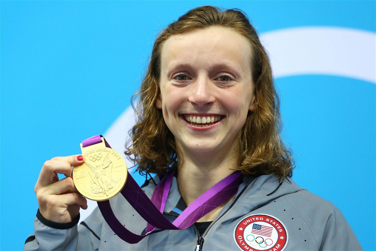 En passant devant le record historique de médailles de Michael Phelps, Katie Ledecky gagne les cœurs américains avec une victoire rare