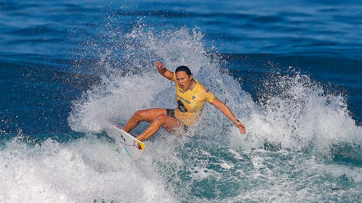 « Meilleur surfeur de la planète » : le quintuple champion du monde de surf surmonte une planche de surf cassée et éblouit les fans avec des performances épiques