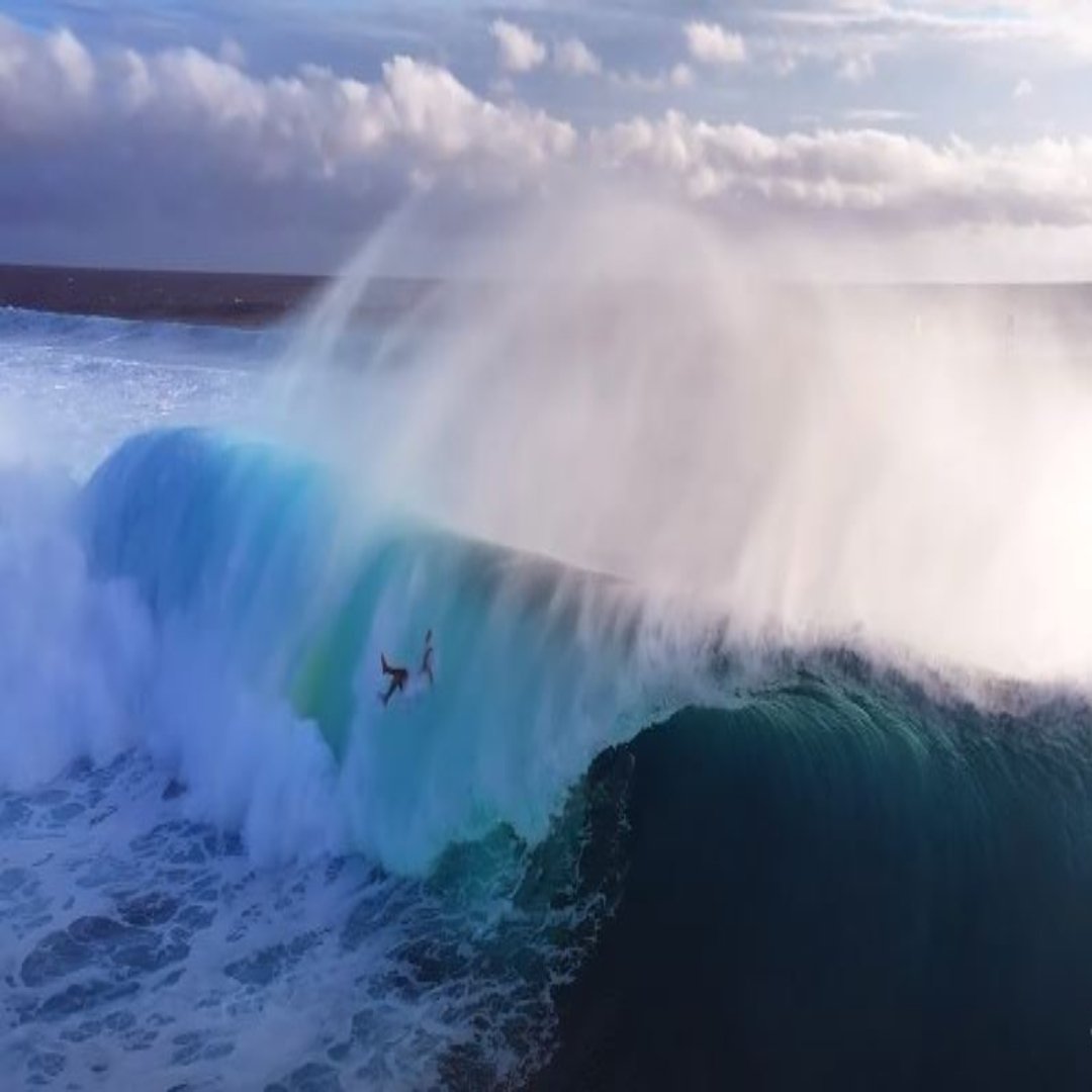 « Mfer surfe sur un putain de tsunami » : un clip terrifiant d'un surfeur vivant son moment « sauvage » à travers une tempête laisse les fans sous le choc