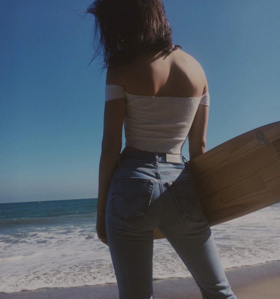 Quelques jours après l'ex de Shakira et Tom Brady, Gisele Bündchen, la petite amie supposée de Bad Bunny défie son intérieur Kelly Slater lors de récentes vacances de surf