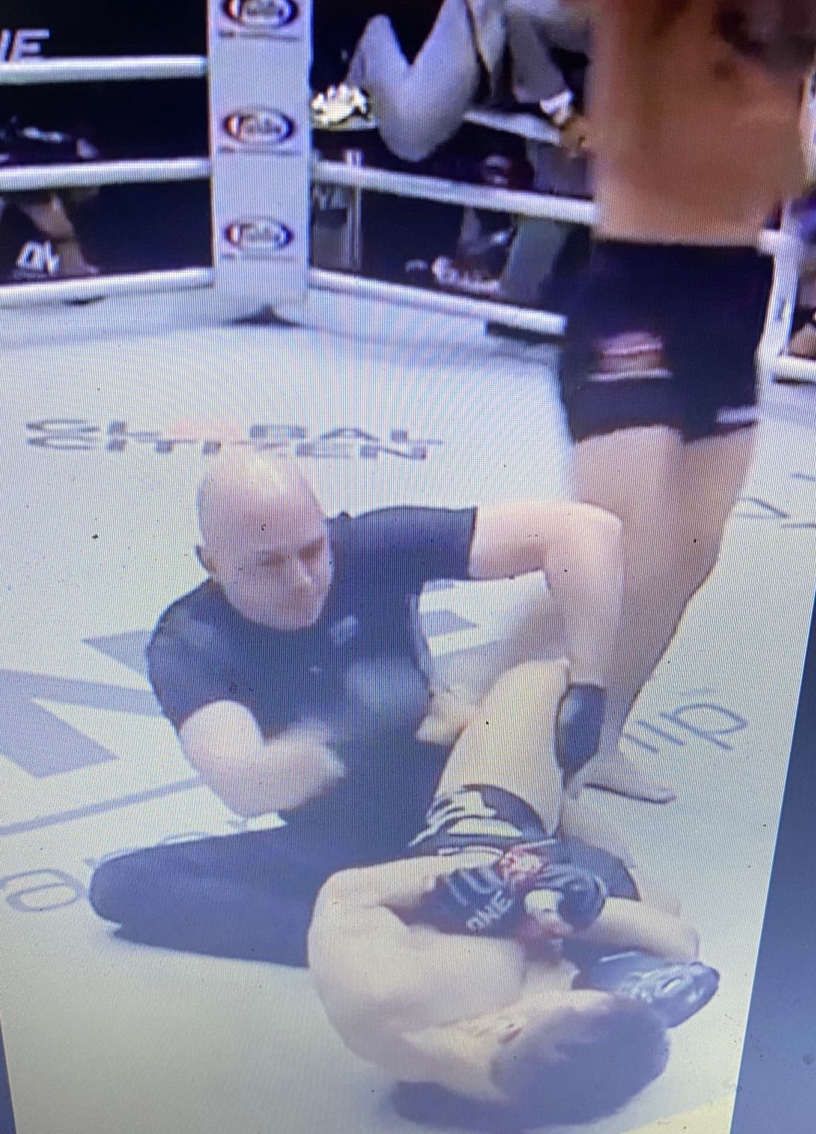 VIDÉO: MMA Fighter perd complètement la tête après avoir été assommé et soumet l'arbitre à une soumission alors que les autorités se précipitent pour intervenir