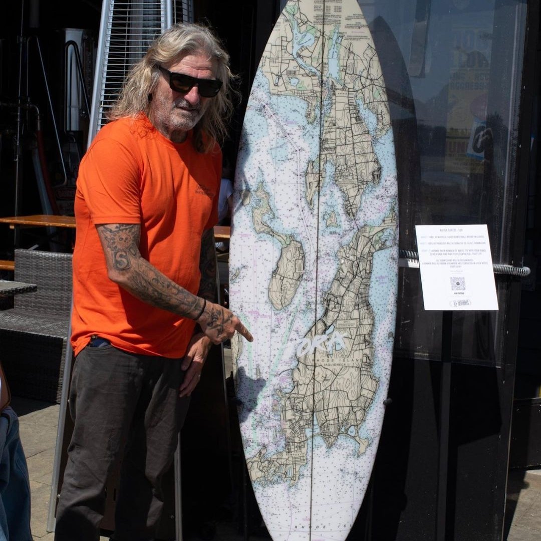 Le " parrain du surf de la Nouvelle-Angleterre ", âgé de 72 ans, fait ses débuts à l'écran dans un film illustrant son dévouement au wave riding et au skateboard