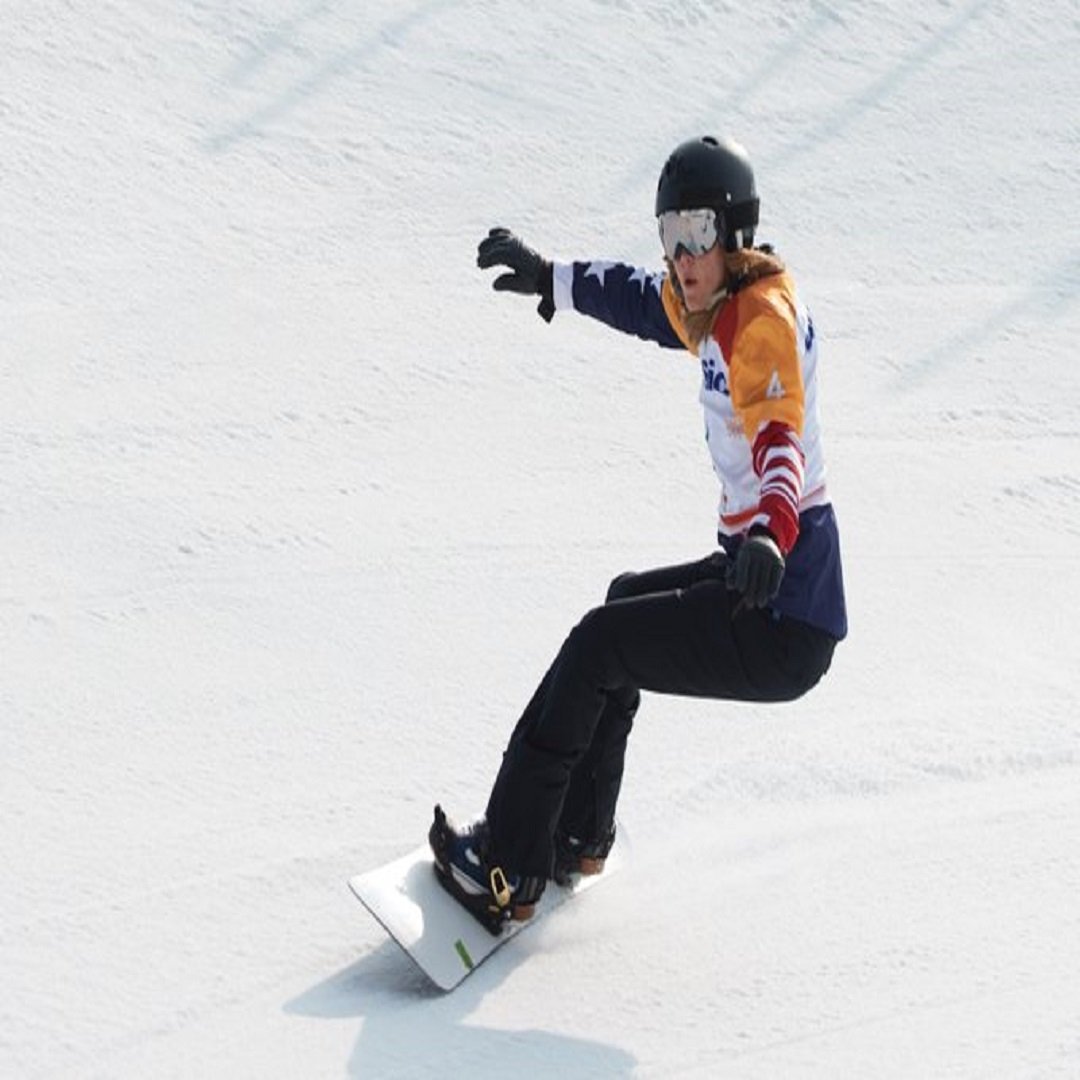 Malgré une rupture de la rate et une double amputation à 19 ans, l'icône paralympique du snowboard met le cap sur l'histoire