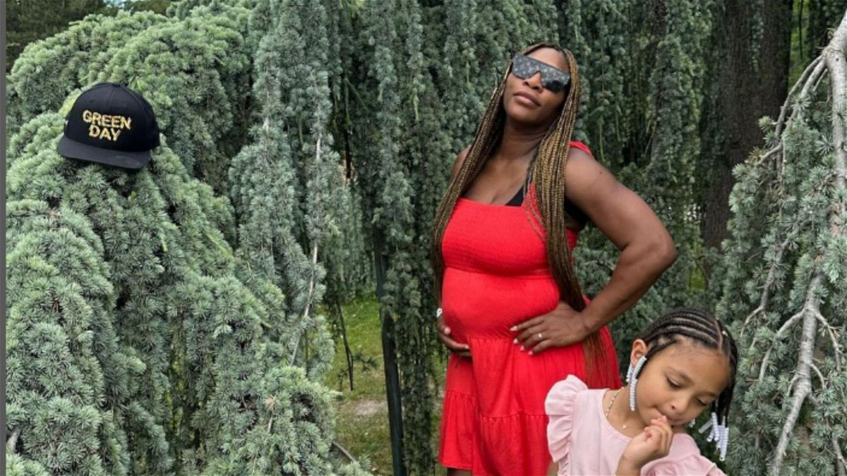 Serena Williams, enceinte de 41 ans, montre un vrai fanfaron aux côtés de sa fille Olympia alors que le duo l'a tué avec leur "selfie de salle de bain"