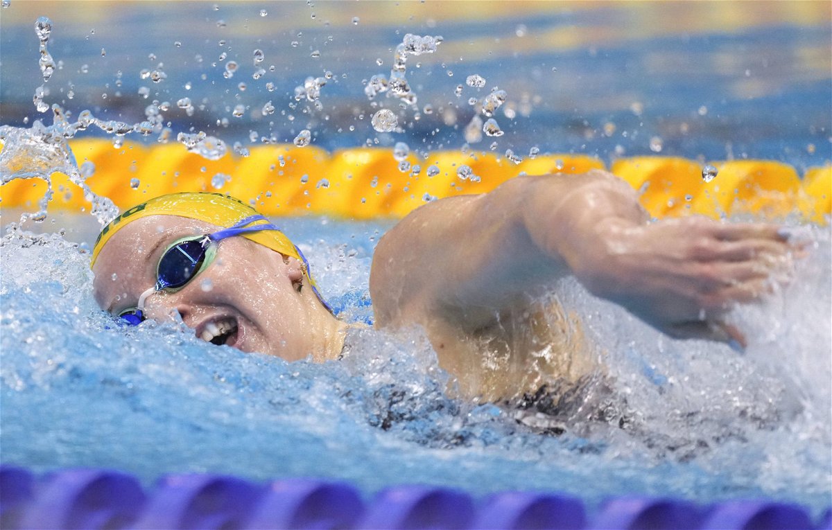 Vidéo : un jeune de 16 ans laisse tomber son téléphone dans une piscine alors qu'il récupère sa médaille d'or aux Championnats d'Europe