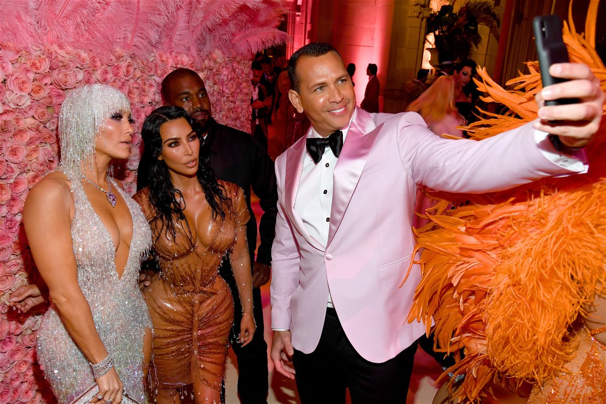 « Vivre le rêve » : après 17 ans de fiançailles, Alex Rodriguez a ébloui dans le glamour Versace aux côtés de Jennifer Lopez au Met Gala