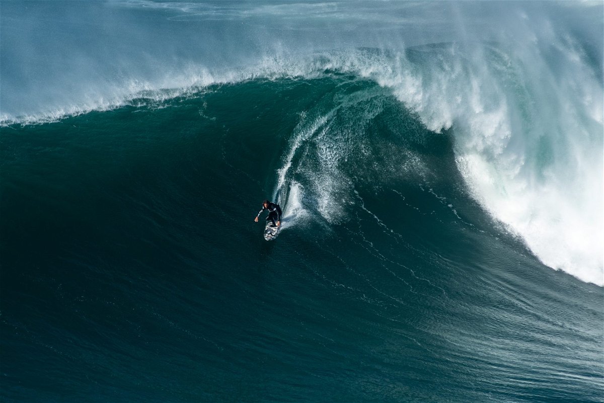 « What a Savage Session » : Alors que le surf « King of Big Wave » parcourt 32 milles de barils, les internautes le félicitent pour cet exploit stupéfiant